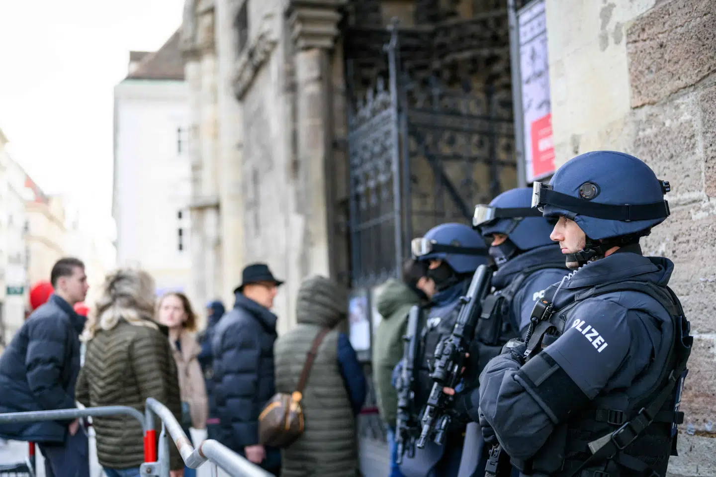 Østrigsk politi er til stede ved Stephansdom i Wien juleaftensdag. Tyske og østrigske medier skrev lørdag aften om, at politi i Østrig, Tyskland og Spanien havde oplysninger om, at islamistiske grupper muligvis planlagde angreb mod julegudstjenester.