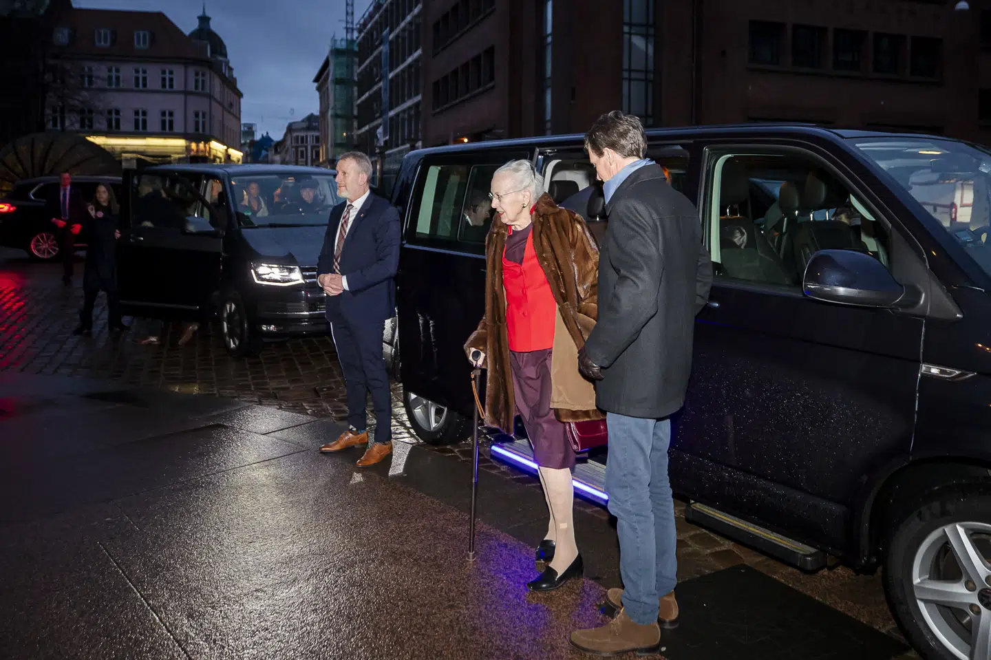 Prins Joachim giver dronning Margrethe en hånd ud af bilen foran Aarhus Domkirke.