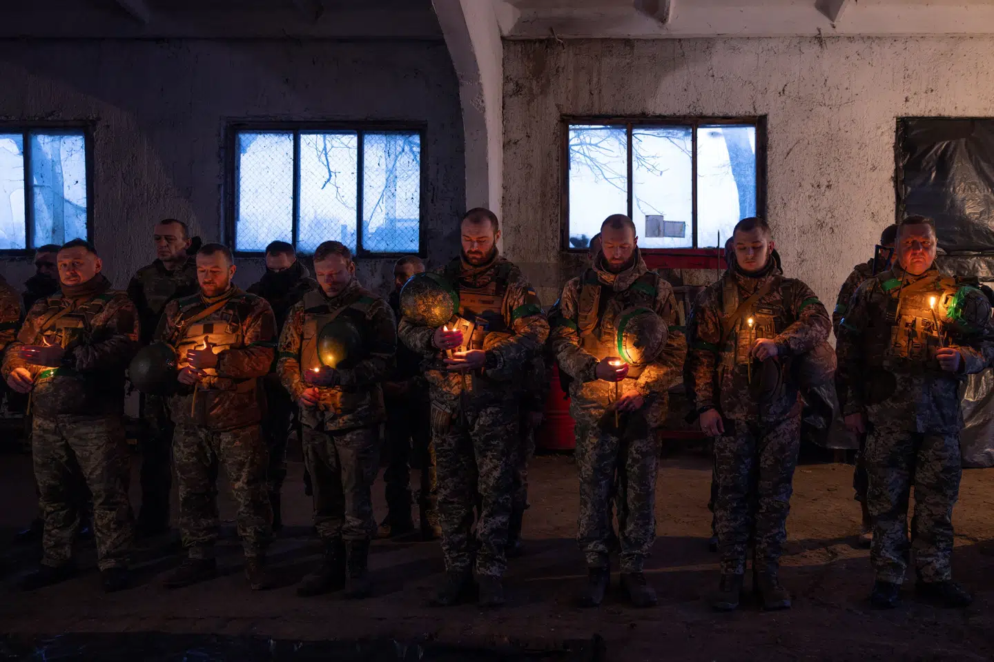 Ukrainske soldater fejrer jul nær frontlinjen ved byen Kupjansk. Det er første gang, at Ukraine holder jul 25. december i stedet for 7. januar, som er den dato, den russisk-ortodokse kirke holder jul.