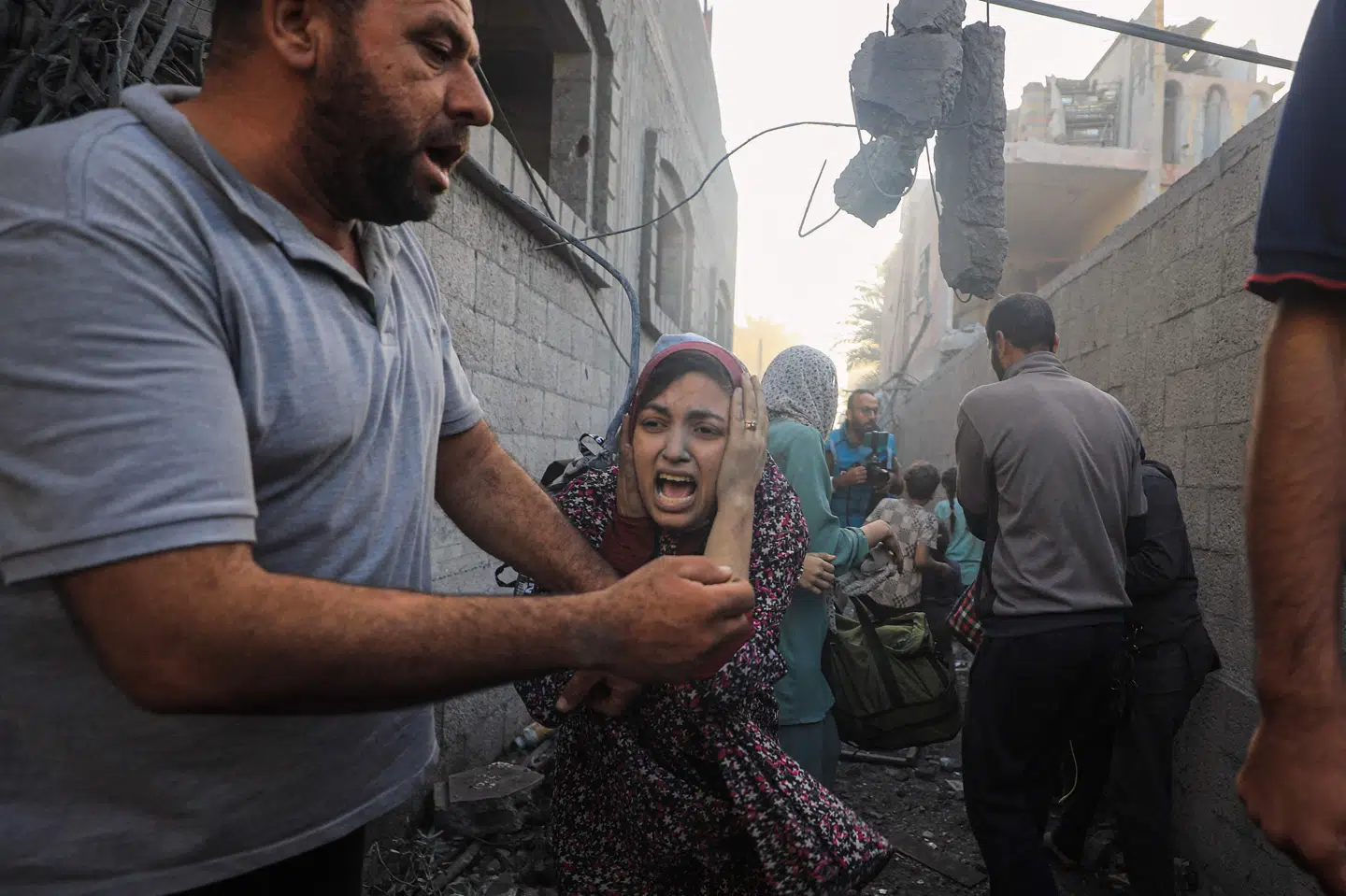 En kvinde flygter fra israelske angreb i Maghazi-flygtningelejren i november. (Arkivfoto).