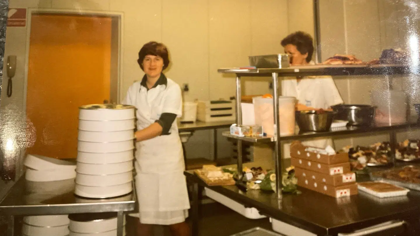 Birthe og kollegerne laver juleplatter i 1984