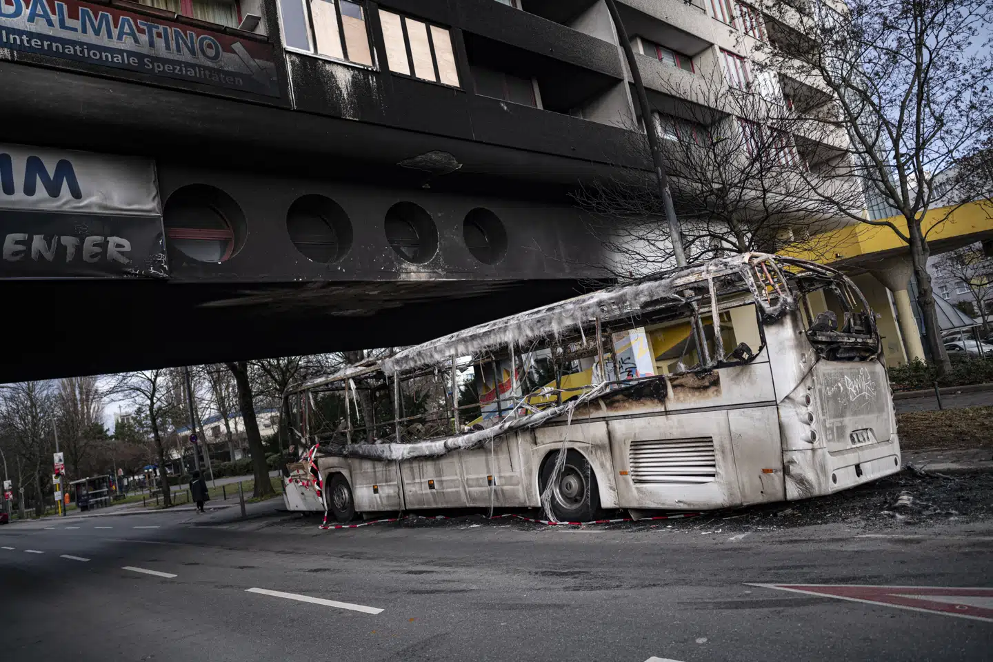 En udbrændt bus ses her i området Neukölln i Berlin efter uro sidste år.