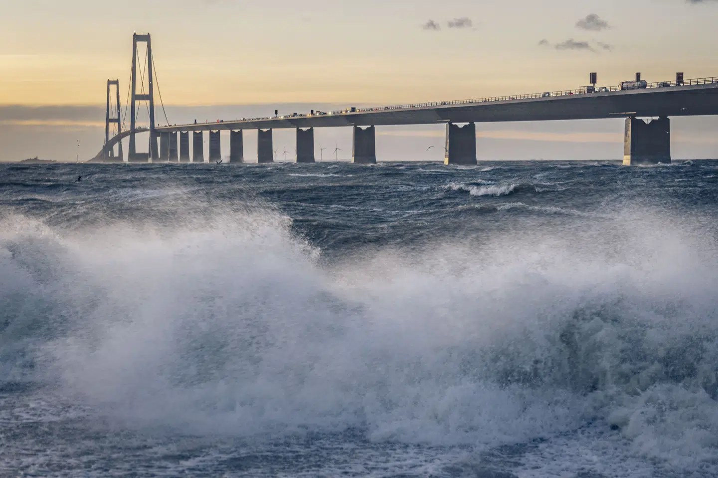 De kommende dage bliver knap så dramatiske vejrmæssigt som her, hvor stormen Pia fejer hen over Storebæltsbroen. (Arkivfoto).