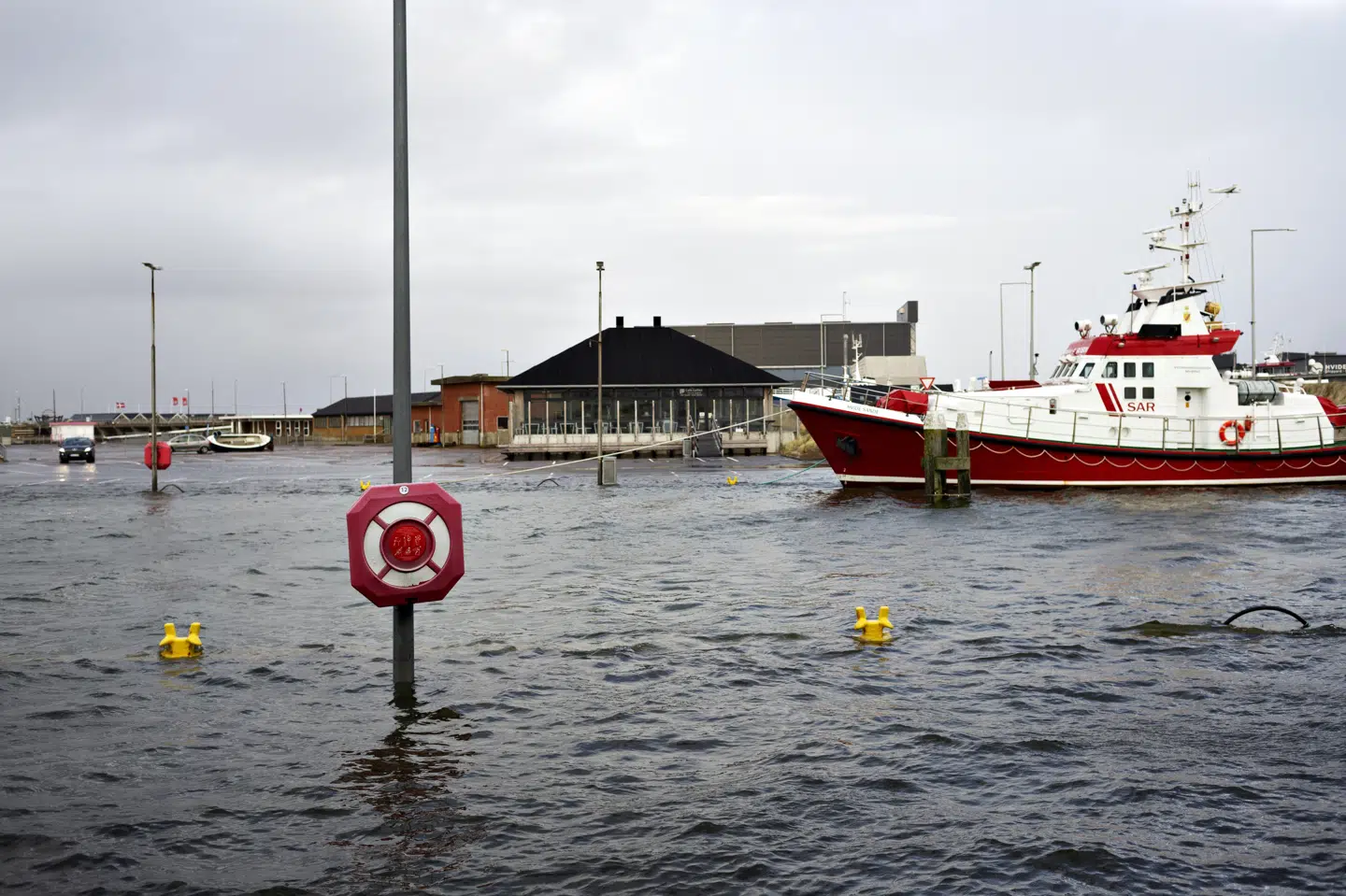 Her ses redningsbåden "Emilie Robin" på en oversvømmet kaj i Hvide Sande i 2020. (Arkivfoto).