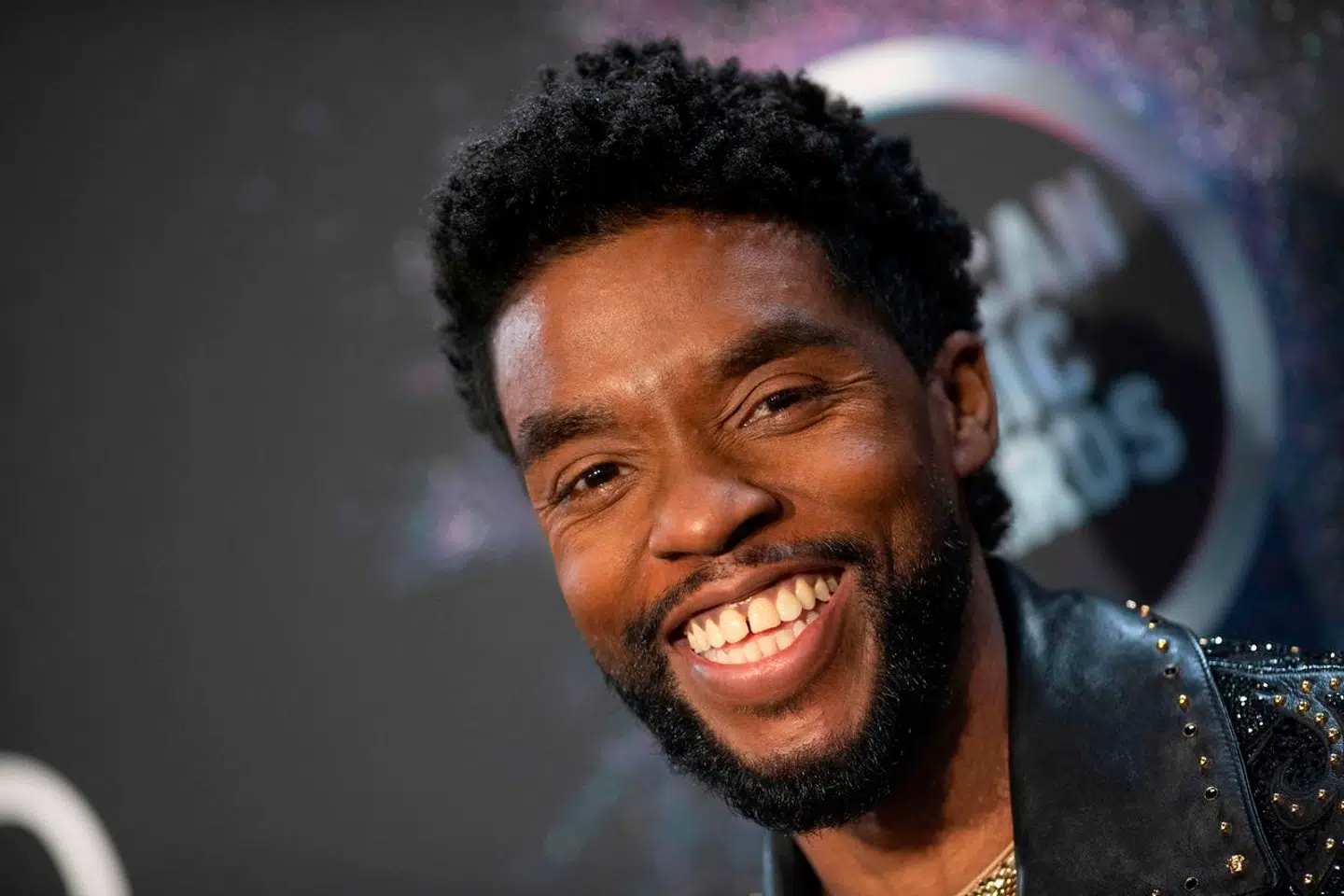 (ARKIV) Den amerikanske filmskuespiller Chadwick Boseman, der blev verdensberømt for sin rolle i Marvel-filmen Black Panther er en af de unge amerikanere, der mistede livet på grund af tarmkræft. Han blev 43 år.