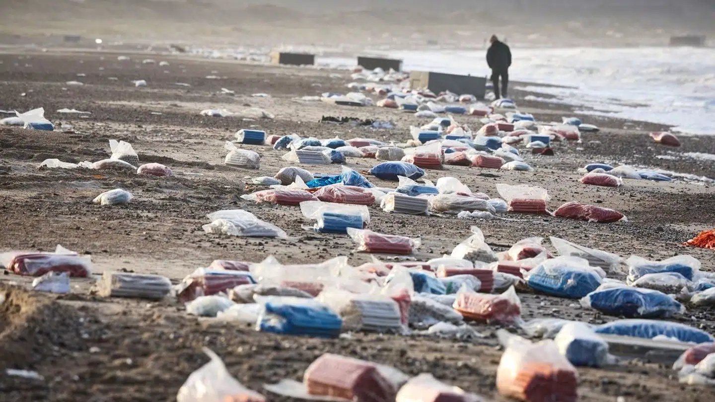 Sko, køleskabe, kanyler og meget midt imellem er drevet op på strandbredderne mellem Bulbjerg og Blokhus i Nordjylland, efter at godt 40 containere fra et Mærsk-skib faldt over bord fredag.