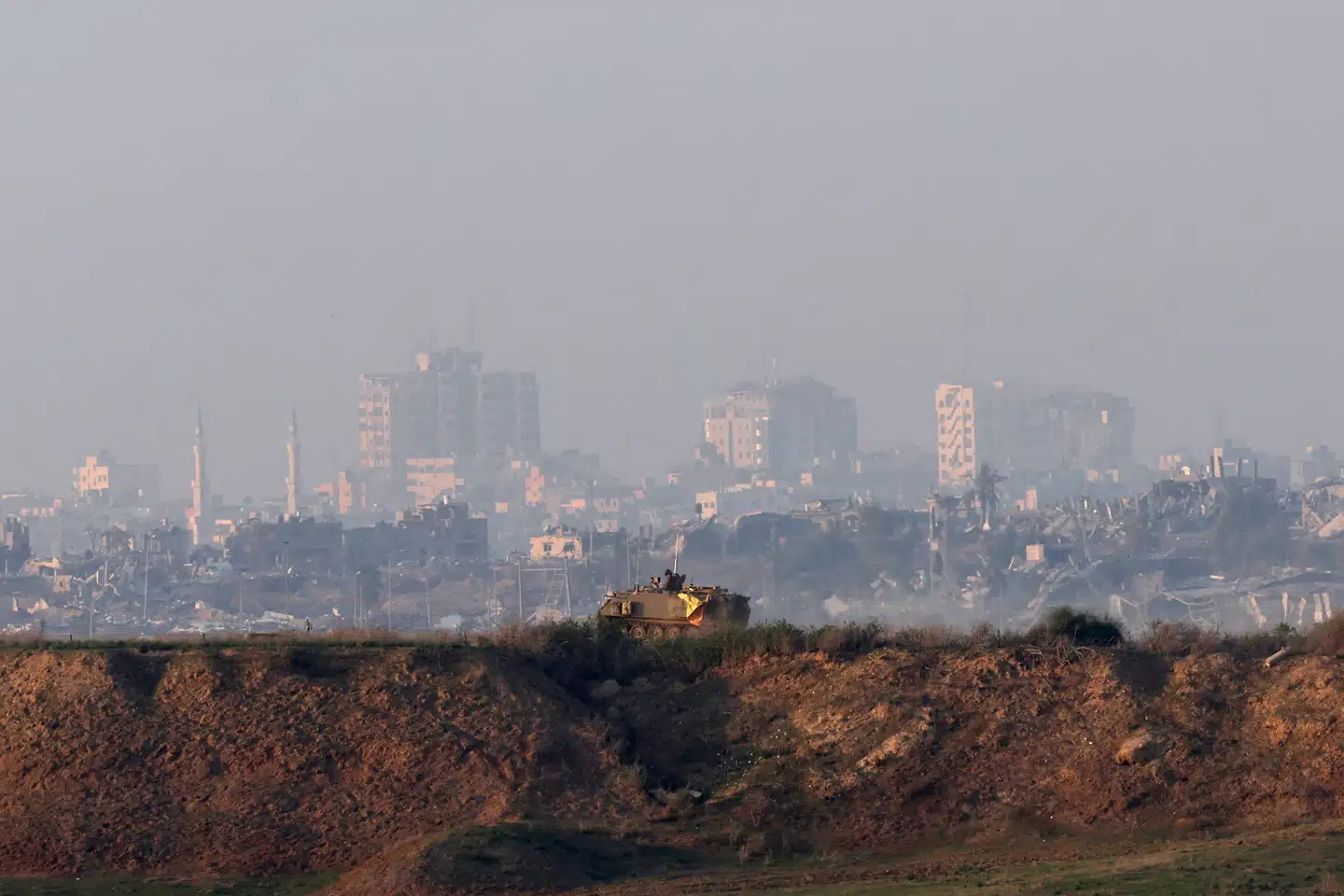 En israelsk militærvogn kører mod den sydlige grænse til Gaza. Foto: Atef Safadi, Scanpix
