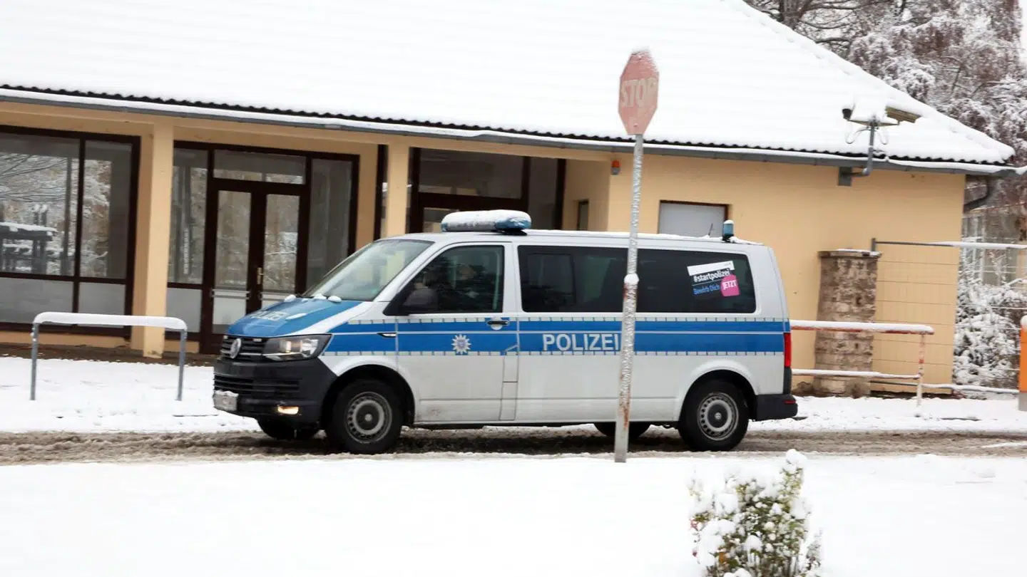 En politibil på vej ind på et tidligere hospital, der nu er center for flygtninge og asylansøgere.