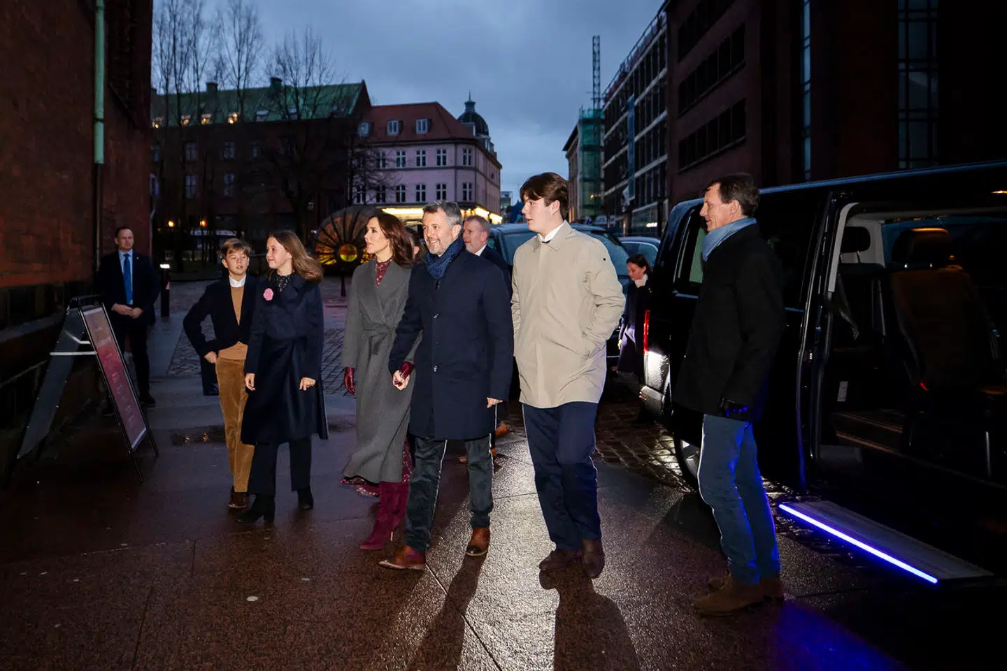Prins Vincent, Prinsesse Josephine, Kronprinsesse Mary, Prins Christian, Kronprins Frederik og Prins Joachim ankommer til juleaftensgudstjenesten i Aarhus Domkirke, søndag den 24. december 2023.