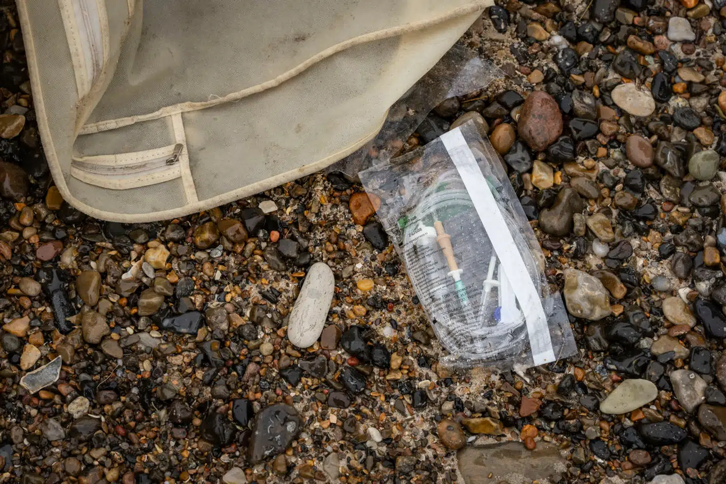 På de Nordjyske strande kan i disse dage både findes kanyler og køleskabe. Onsdag går oprydningen i gang.