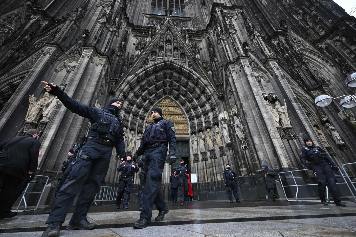Juleaftensdag var politiet talstærkt til stede ved Kölns ikoniske domkirke. Julegudstjenester blev holdt som planlagt, men alle kirkegængere skulle igennem et sikkerhedstjek på grund af en mulig terrortrussel mod domkirken.