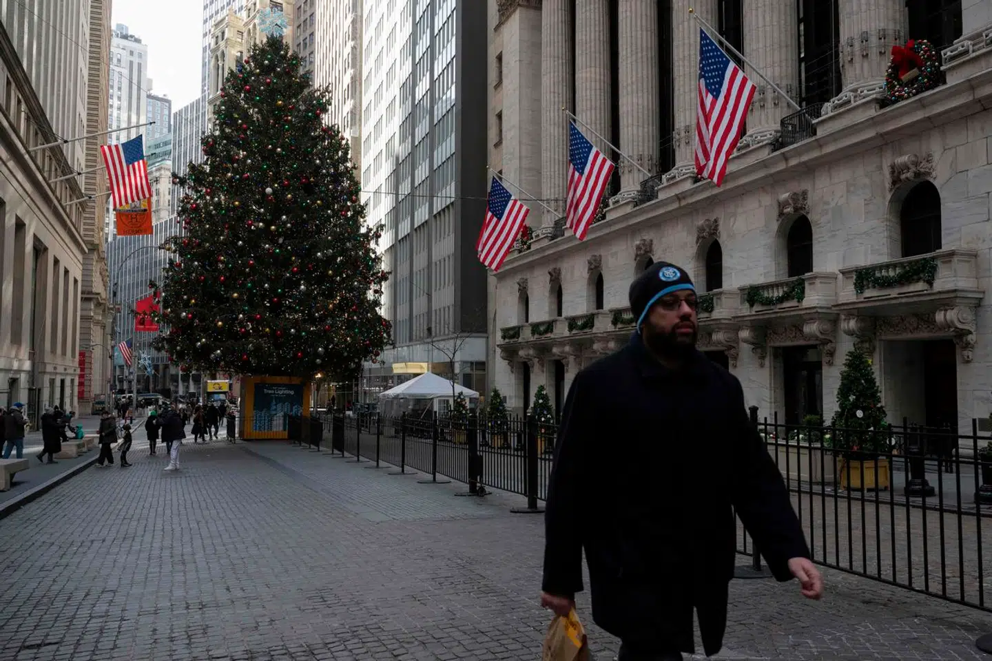 Det har været et hårdt 2023 for ansatte i bankverdenen, der har været plaget af kolossale nedskæringer i bemandingen. Her passerer folk fondsbørsen i New York på den berømte Wall Street.
