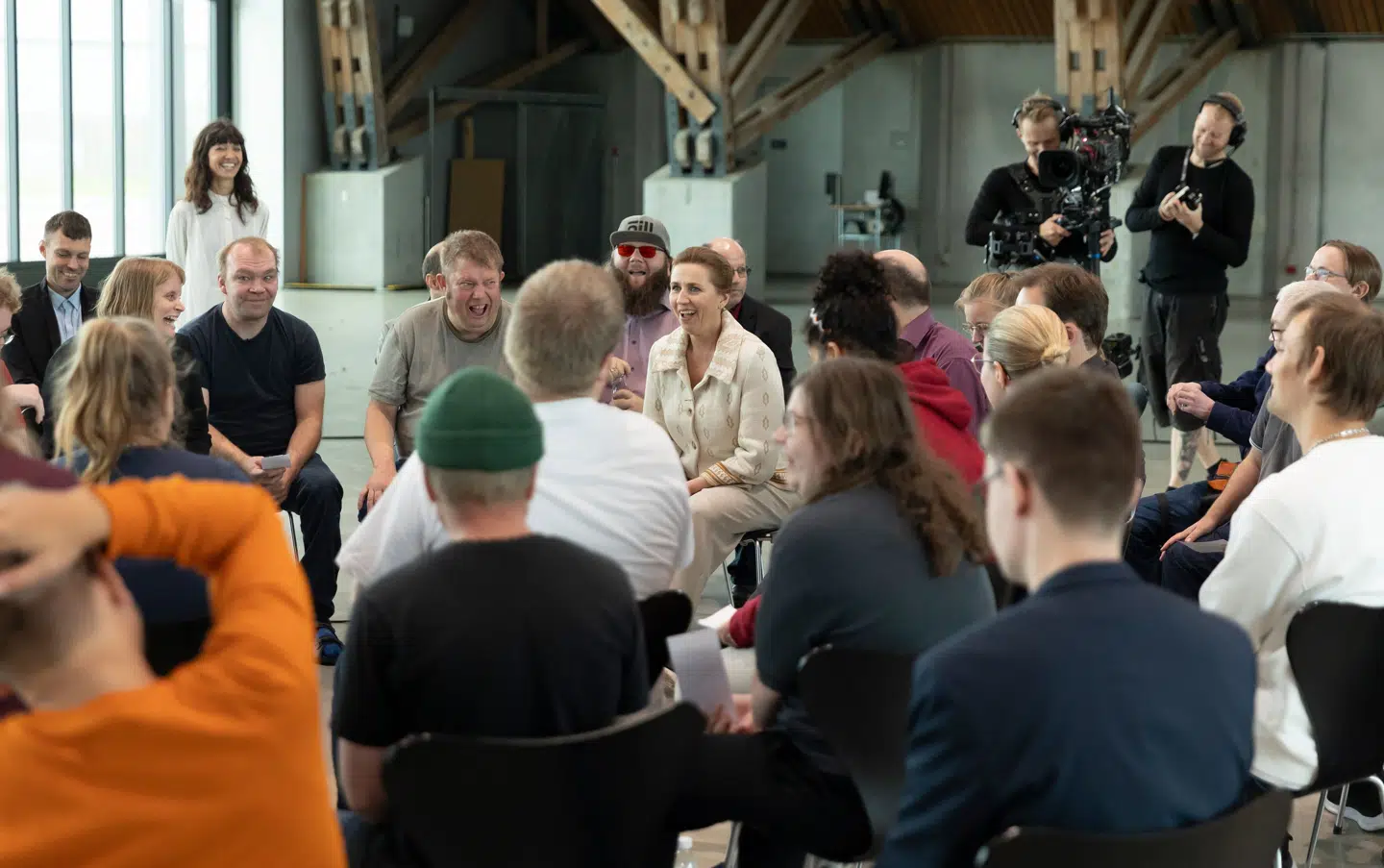 Mette Frederiksen omringet af journalister fra TV Glad i DR-programmet 'En særlig samtale'. Foto: Lars Erik Andreasen.