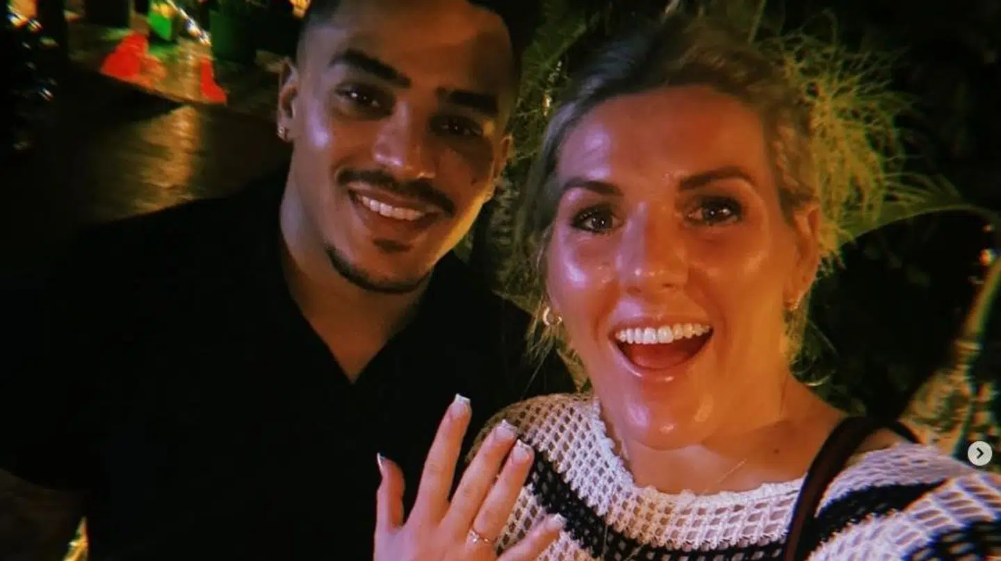 Millie Bright viser ringen frem på Instagram.