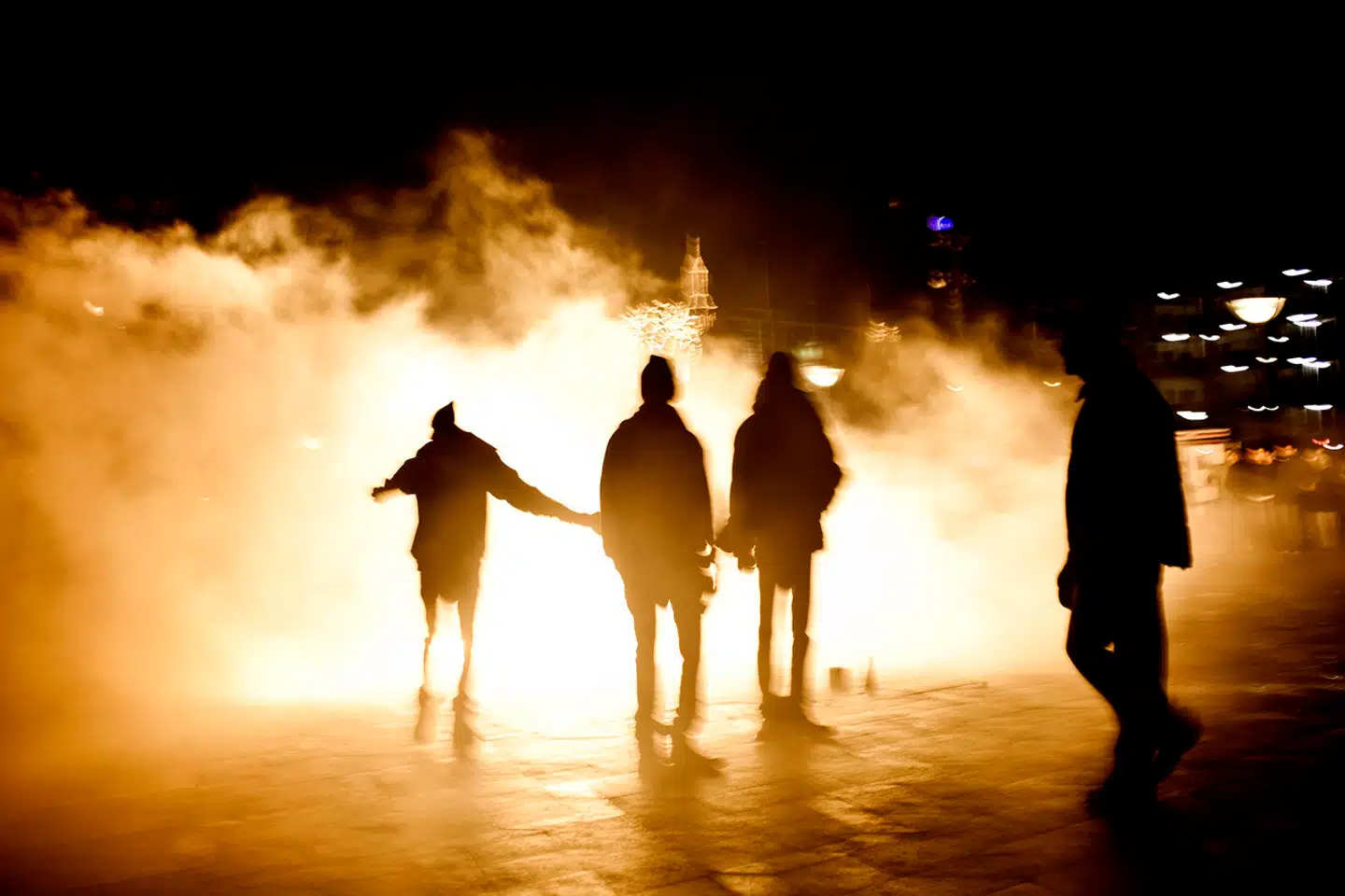 Man kan derfor roligt sige, at det ikke kun går udover dem, der kaster med krudt og små bomber. Det går også udover os andre, skriver Lukas Lunøe.
