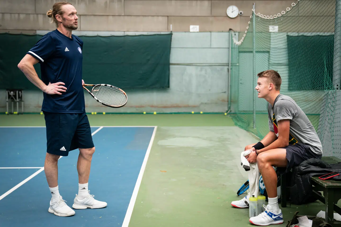 Holger Rune (til venstre) har fløjet Kenneth Carlsen til Brisbane, hvor danskeren indleder 2024. (Arkivfoto).