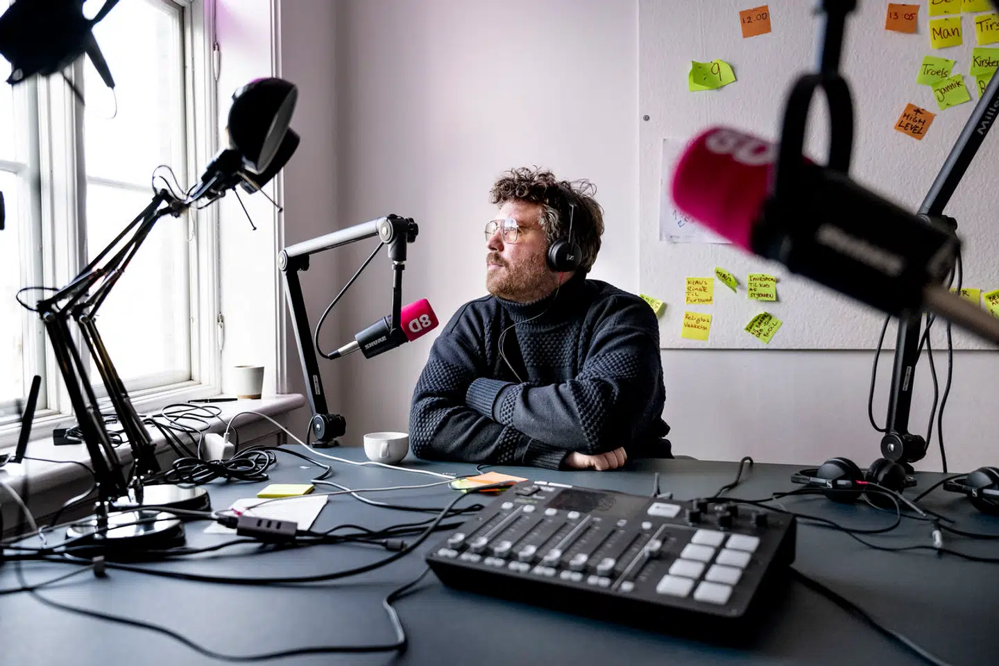 Frederik Cilius Jørgensen er satiriker, skuespiller og uddannet klarinettist. Frederik Cilius er især er kendt for rollen som Kirsten Birgit Schiøtz Kretz Hørsholm i 'Den Korte Radioavis' på R8dio.