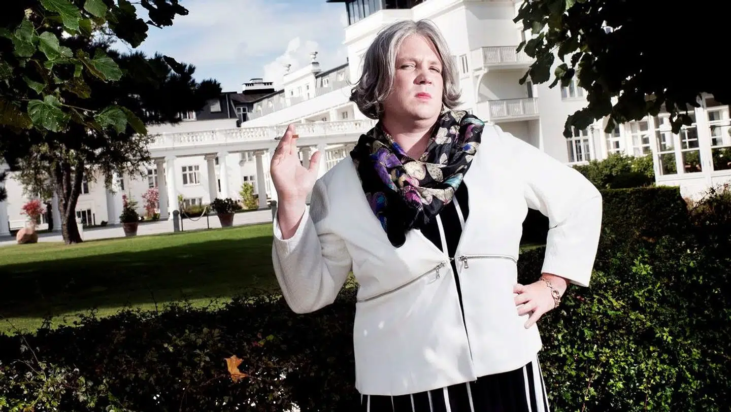 Karakteren Kirsten Birgit Schiøtz Kretz Hørsholm (Frederik Cillius) fra succesformatet 'Den korte radioavis'.