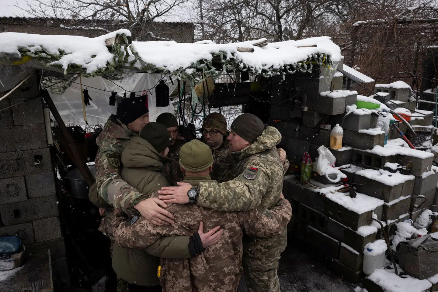 Noget så forfærdeligt som krig kan man slet ikke forestille sig, hvis man ikke har været udsat for det, skriver Jes Olesen. Her beder ukrainske soldater med feltpræster juledag 2023.