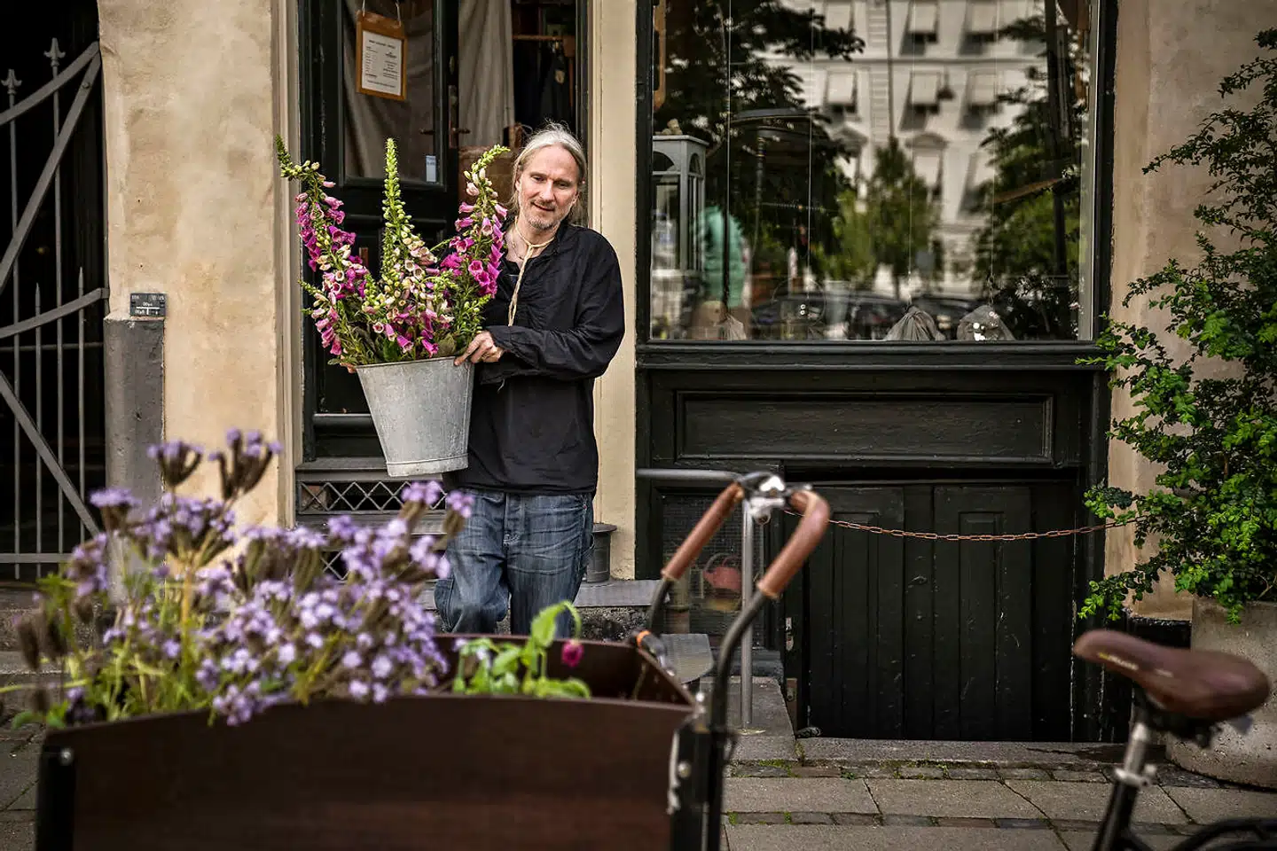 Leif Sigersen hader Bali-inspirerede blomster. Han foretrækker danske blomster og elsker at plukke dem selv.