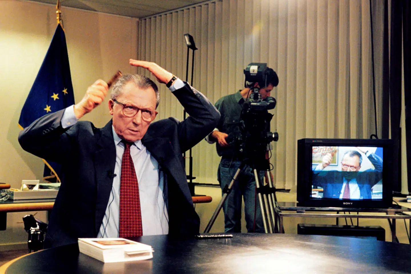 Delors reder sit hår før et interview med kanalen France 2 i 1994. (Arkivfoto).