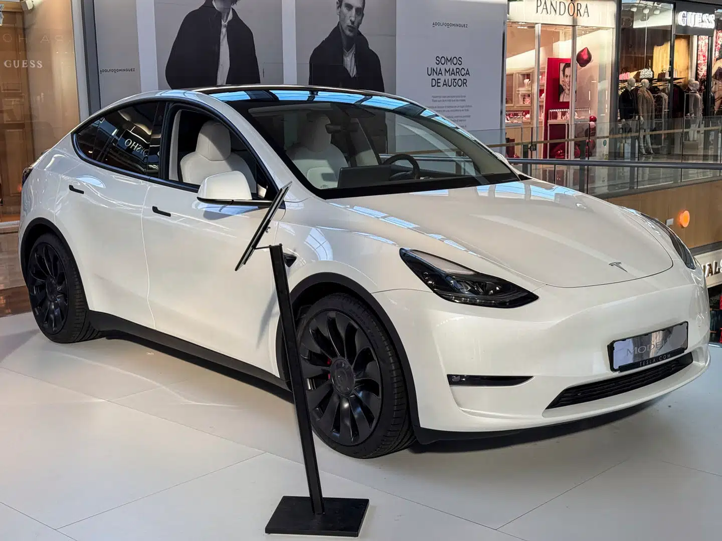 Teslas Model Y er den mest solgte bil i både Danmark og verden. Nu kommer der en justeret udgave som følge af det voksende pres fra konkurrenterne.