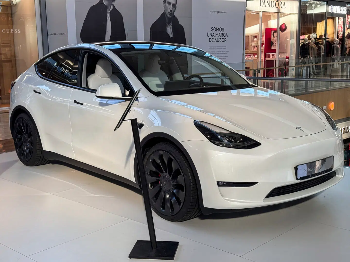 Teslas Model Y er den mest solgte bil i både Danmark og verden. Nu kommer der en justeret udgave som følge af det voksende pres fra konkurrenterne.