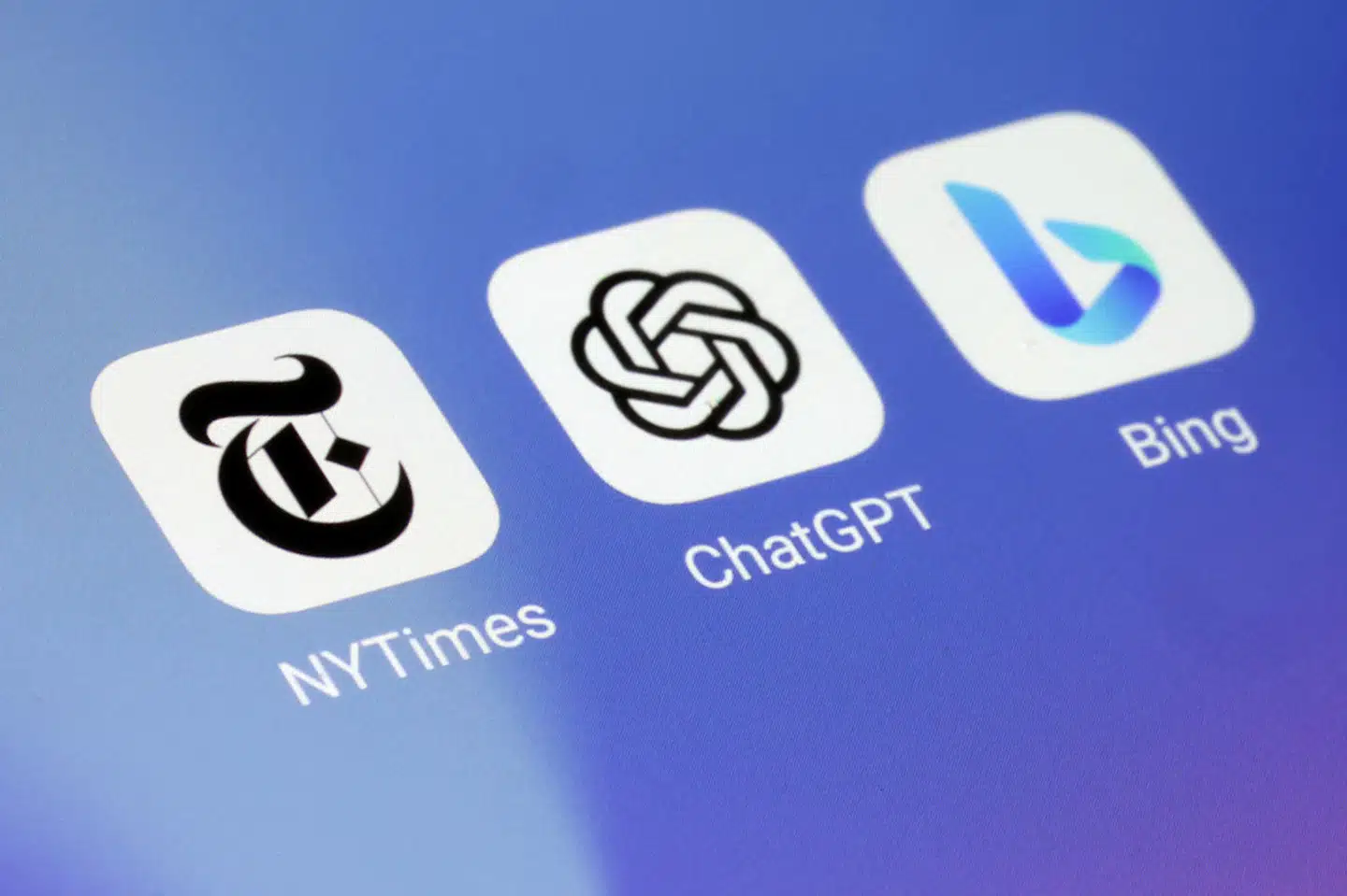 Den populære chatrobot ChatGPT er blevet oplært gennem enorme datamængder hentet på internettet, heriblandt masser af artikler fra The New York Times, som nu har lagt erstatningssag an med krav om et milliardbeløb.