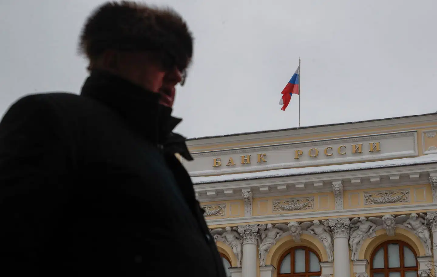 En mand går forbi den russiske centralbanks hovedsæde i Moskva i decemberkulden. Nu drøfter Vesten, hvordan indefrosne russiske aktiver for et trecifret milliardbeløb kan konfiskeres og bruges på at hjælpe Ukraine.