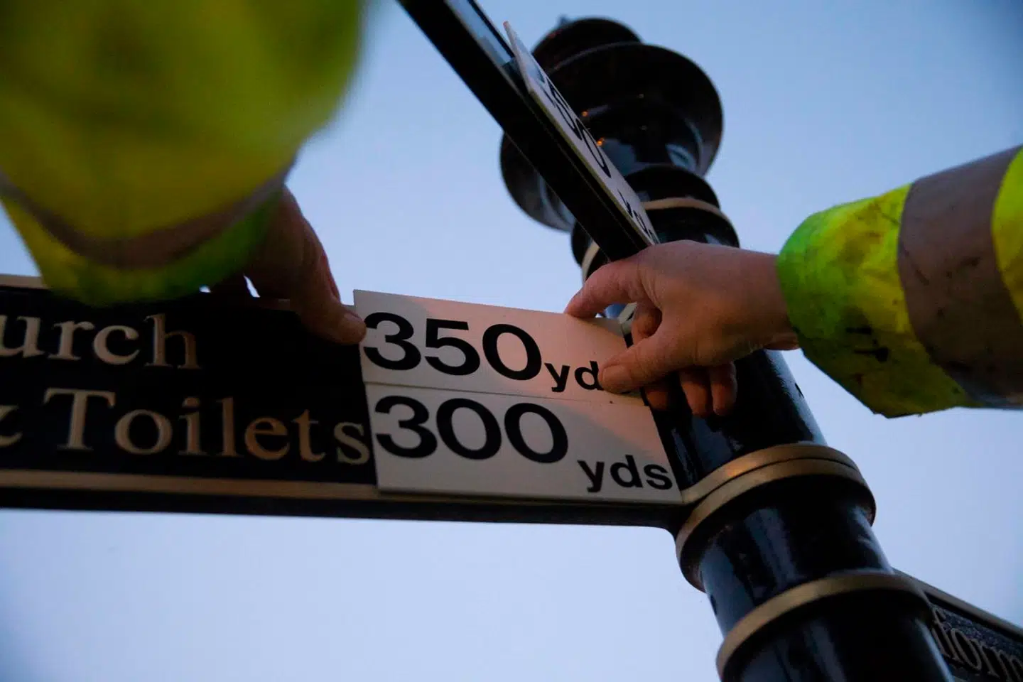 Der har tidligere været gjort flere folkelige forsøg på at få genindført de gamle måle- og vægtenheder, her afstanden på et vejskilt, men nu lægger den britiske regering sagen på hylden.