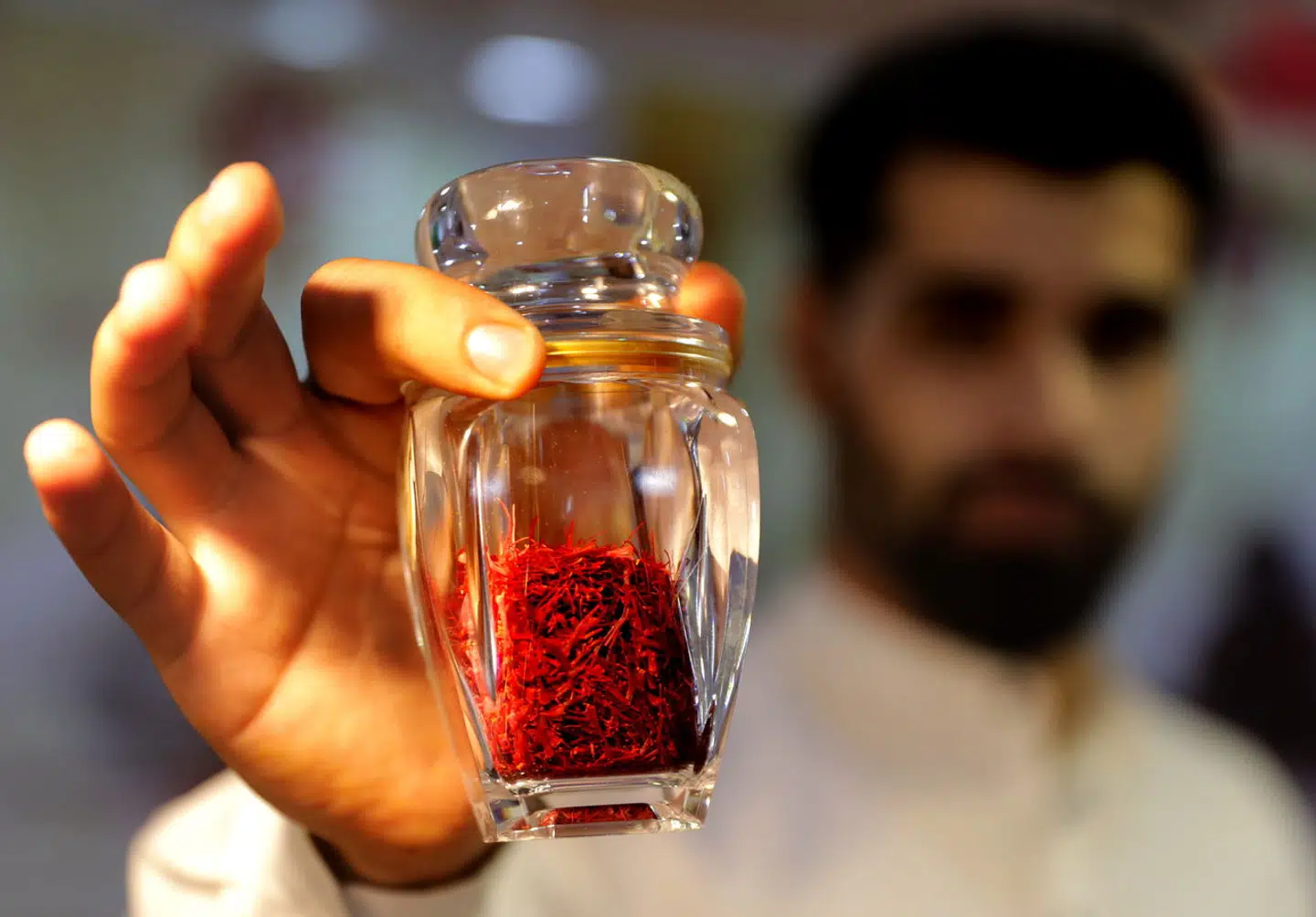 Det er eksklusivt – og det er dyrt. Nu bliver safran endnu sværere at få fat på. Her ses en flacon med safran på en handelsmesse i Kokata i Indien lige før jul.