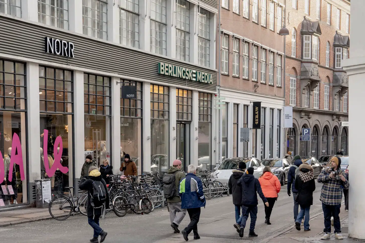 Bent Helweg-Møllers modernistiske kontor- og trykkeribygning på hjørnet af Pilestræde og Sværtegade er i dag blevet åbnet, så der kan være butikslejemål i stueetagen. Den er dog stadig et fint eksempel på tidlig modernistisk københavnerarkitektur.