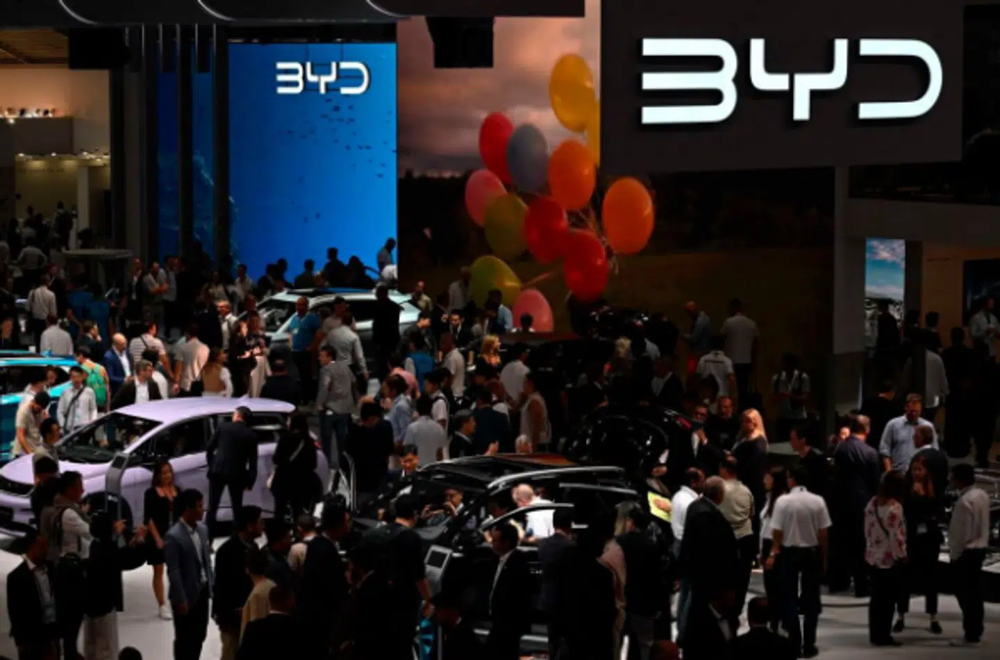 BYD, som er Kinas og snart verdens største elbilproducent, tiltrækker sig betydelig opmærksomhed på de internationale biludstillinger, her International Motor Show i München i Tyskland i september i år. BYD går nu i gang med at bygge egen fabrik i Ungarn. Foto: Christof Stache/AFP/Ritzau Scanpix