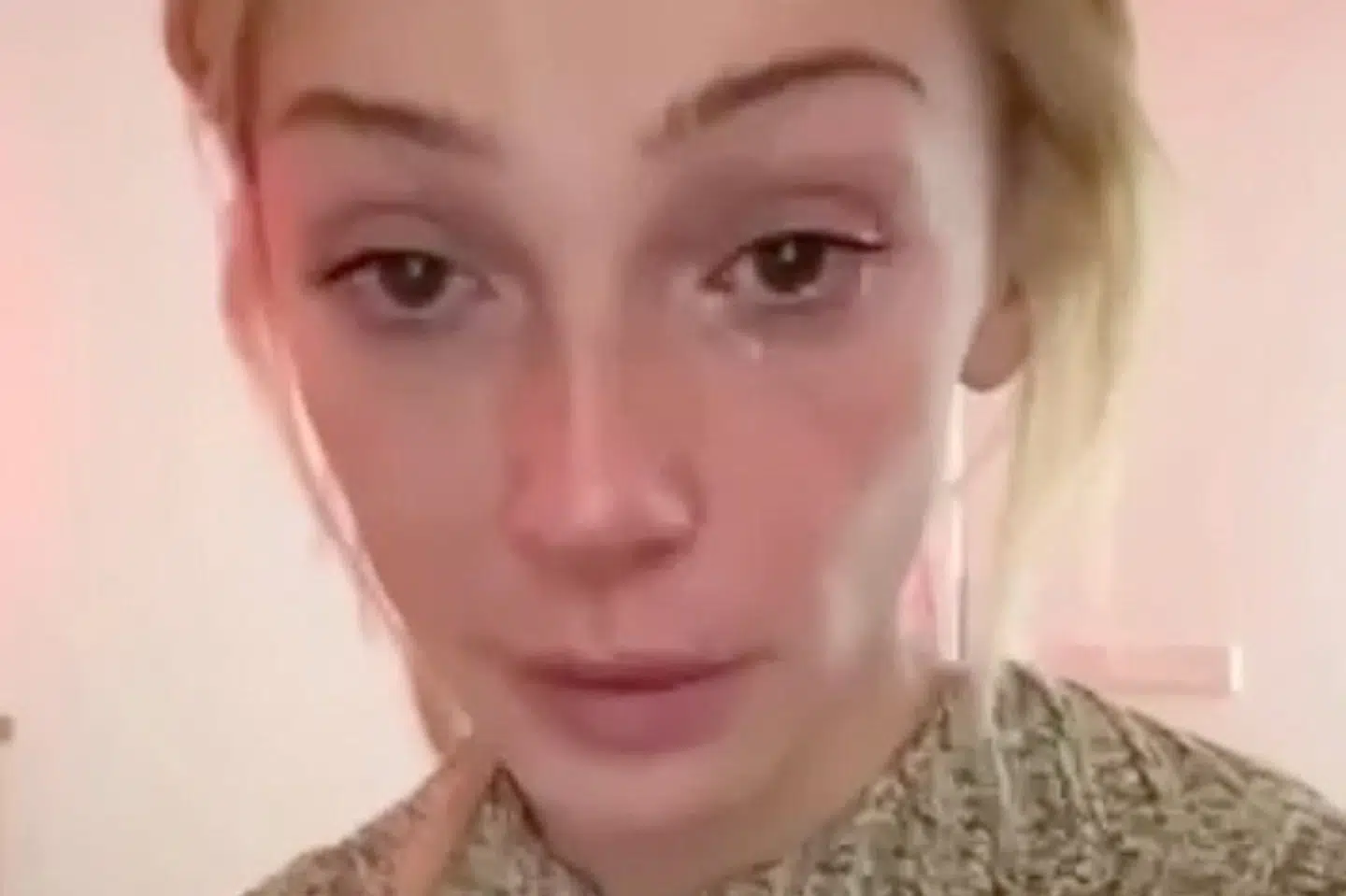 Bloggeren og arrangøren af "næsten nøgen"-festen i Moskva, Anastasija Ivlejeva, ses her på undskyldningsvideo offentliggjort 27. december.