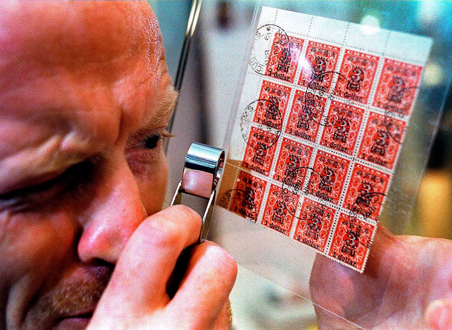 Hvis en million danskere har for 100 kroner i ubrugte frimærker liggende i skuffen, ja så taler vi om 100 millioner kroner, som lige pludselig er ugyldige, skriver Harry Andersen.