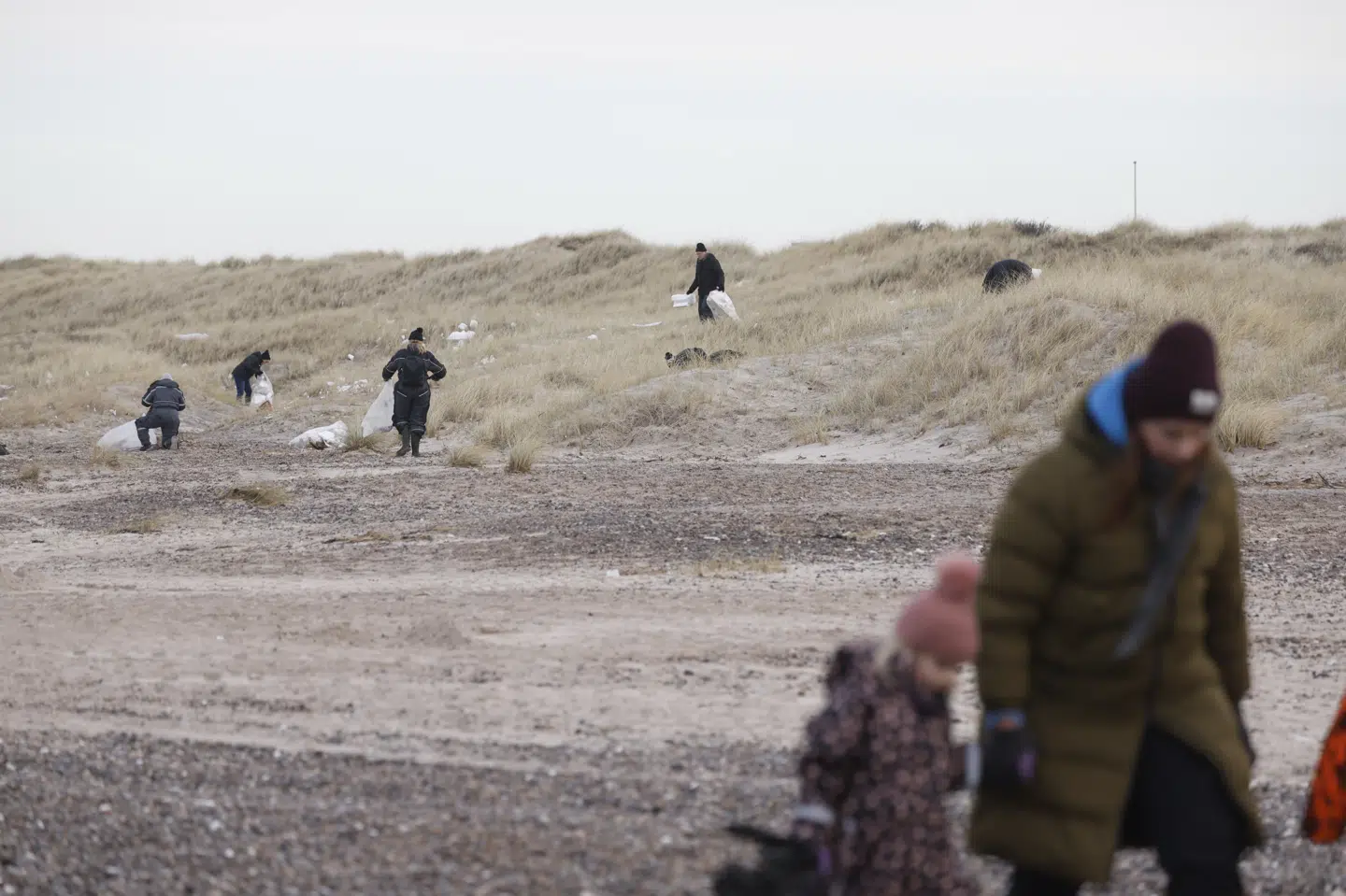 Oprydningen har været i gang langs vestkysten i Nordjylland, efter at flere containere fra et Mærsk-fragtskib blev tabt under stormen Pia.