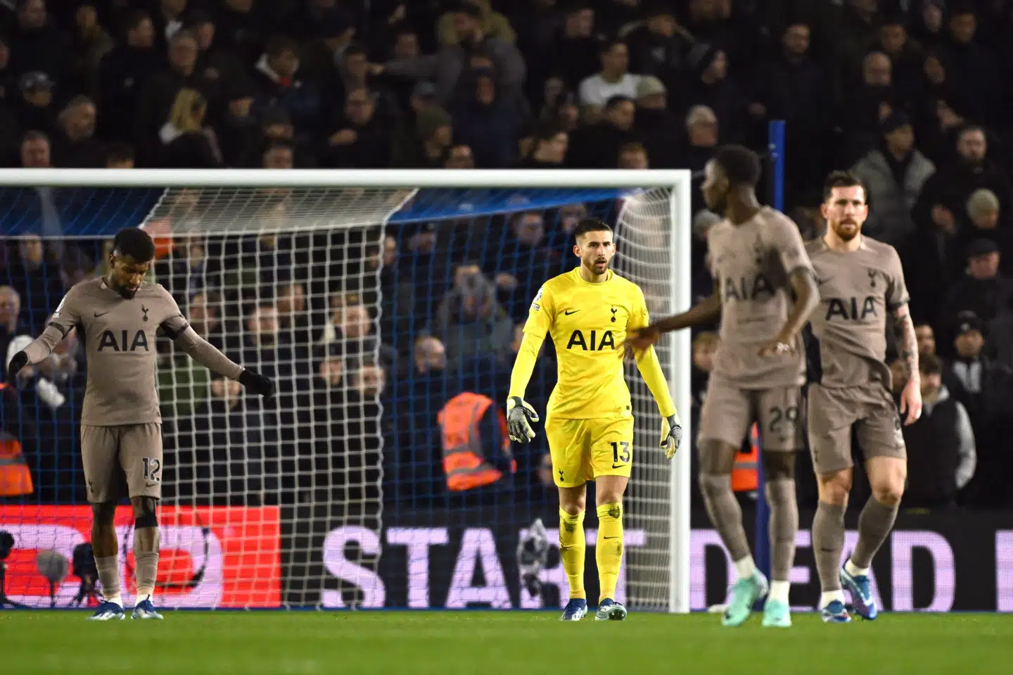 Pierre-Emile Højbjerg (th.) og Tottenham havde en tung aften mod Brighton.