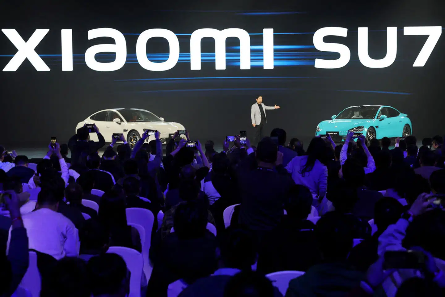 Xiaomis topchef, Lei Jun, fremviser den nye SU7, der kommer i to udgaver.