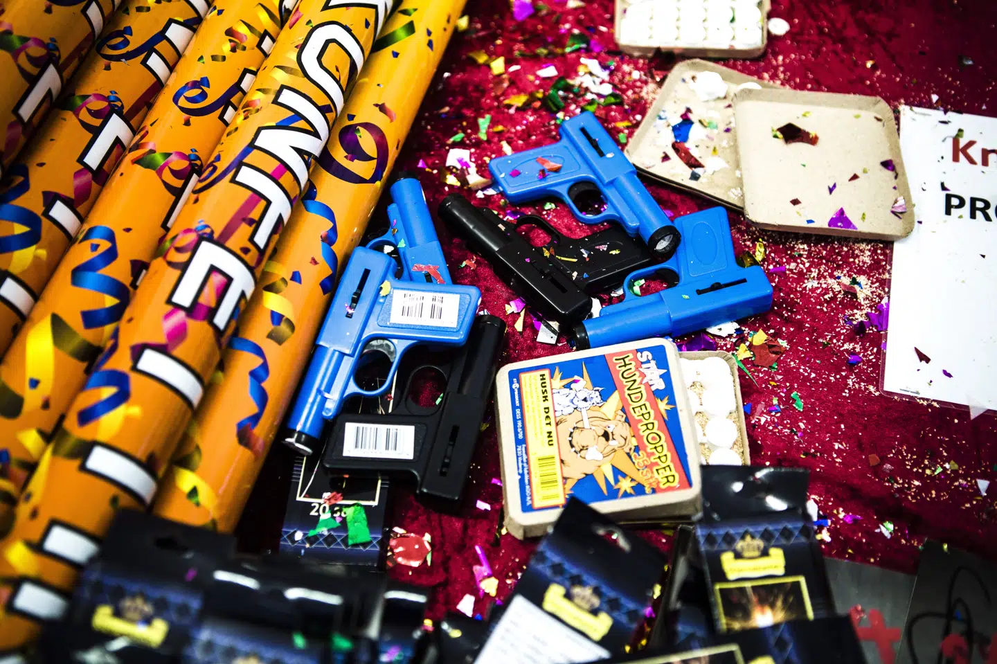 Børn under 15 år må ikke købe fyrværkeri, herunder stjernekastere eller knaldperler. Sikkerhedsstyrelsen opfordrer forældre til at lære deres børn, hvordan man sikkert omgås og håndterer fyrværkeri inden nytårsaften. (Arkivfoto).