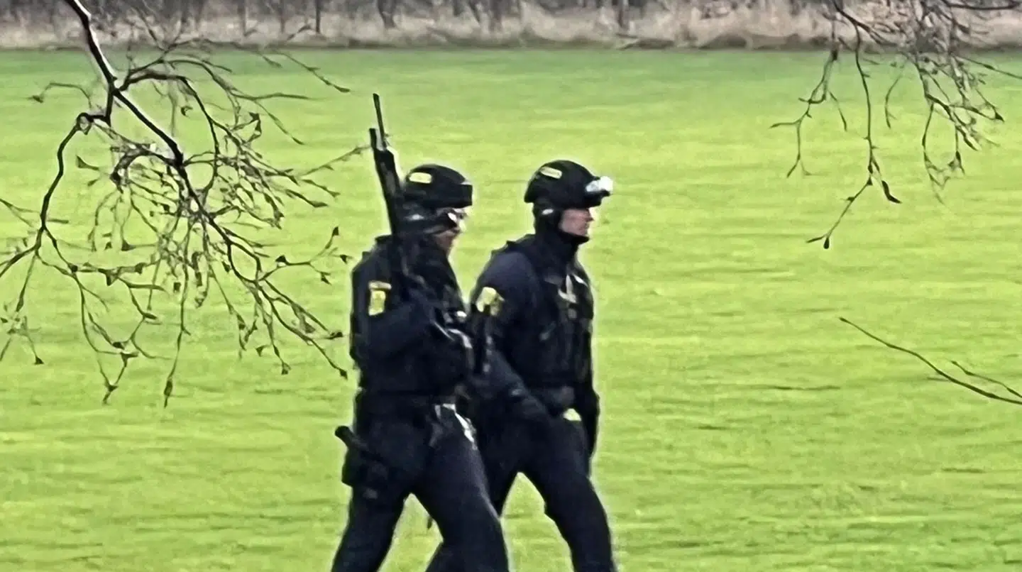 Betjente fra bevæbnet med rifler var bandt de politifolk, der belv sendt på gaden.