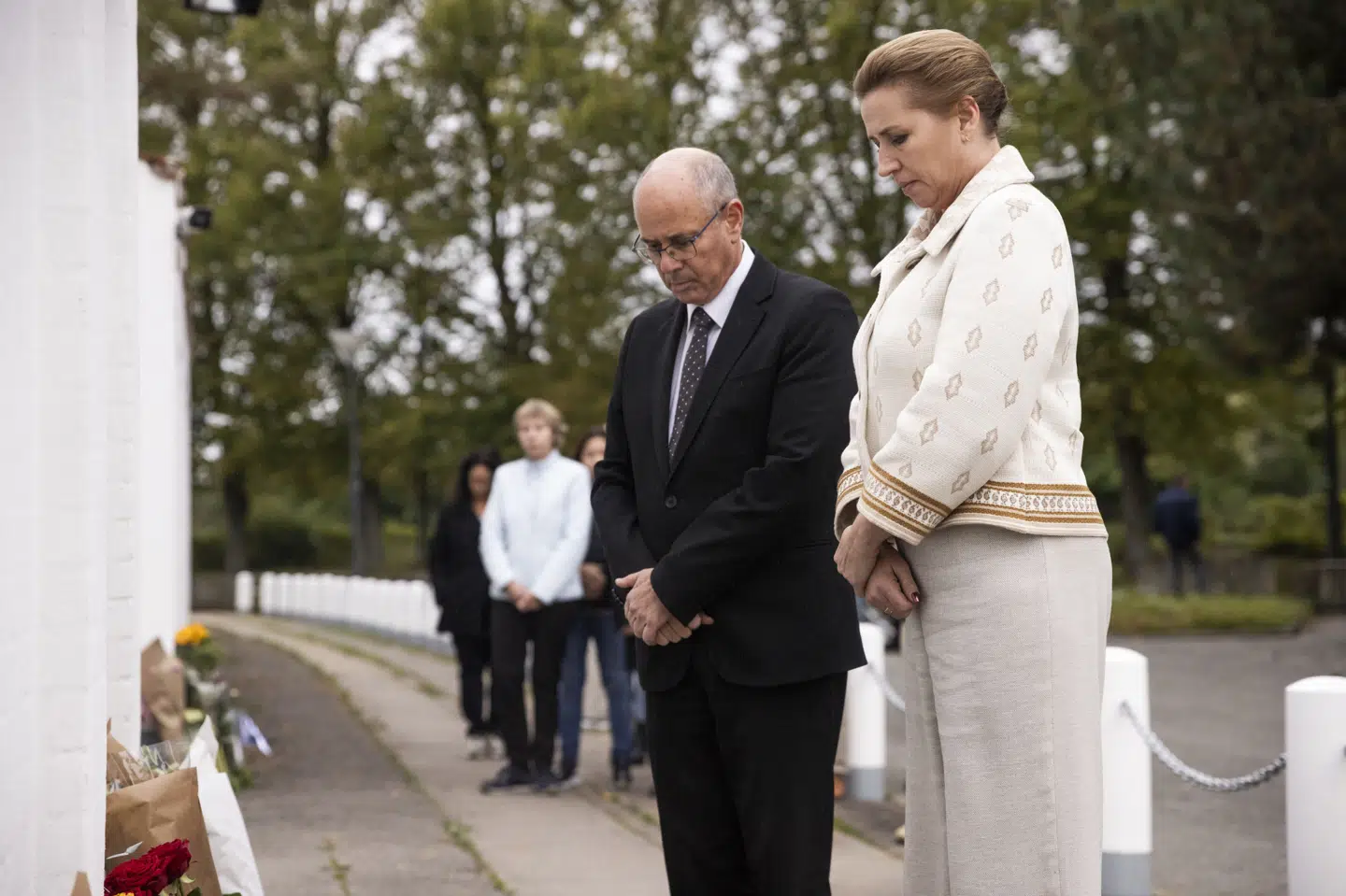 Statsminister Mette Frederiksen lagde i oktober blomster foran den israelske ambassade i København. Fredag har hun lagt blomster for blandt andet de børn i Gaza, der er døde i konflikten mellem Israel og Hamas. (Arkivfoto).