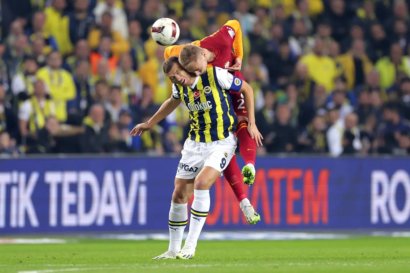 Danske Victor Nelsson er her i duel mellem Fenerbahce-angriber Edin Dzeko i en ligakamp mellem holdene i sidste uge. (Arkivfoto).