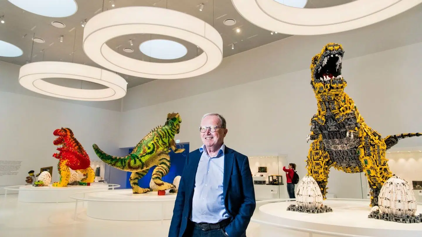 Kjeld Kirk Kristiansen - tredje generations ejer af LEGO Koncernen - har sat gang i et magtskifte i den stenrige koncern.