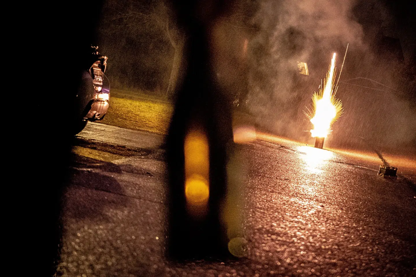Hvis det blæser mere end fem meter i sekundet, skal man fordoble sikkerhedsafstanden, lyder det fra Sikkerhedsstyrelsen forud for regnfuld og blæsende nytårsaften. (Arkivfoto).