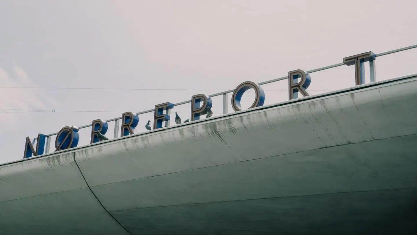 Det var på den travle Nørreport Station, at den 29-årige ifølge politiet skubbede en tilfældig kvinde ned på skinnerne.