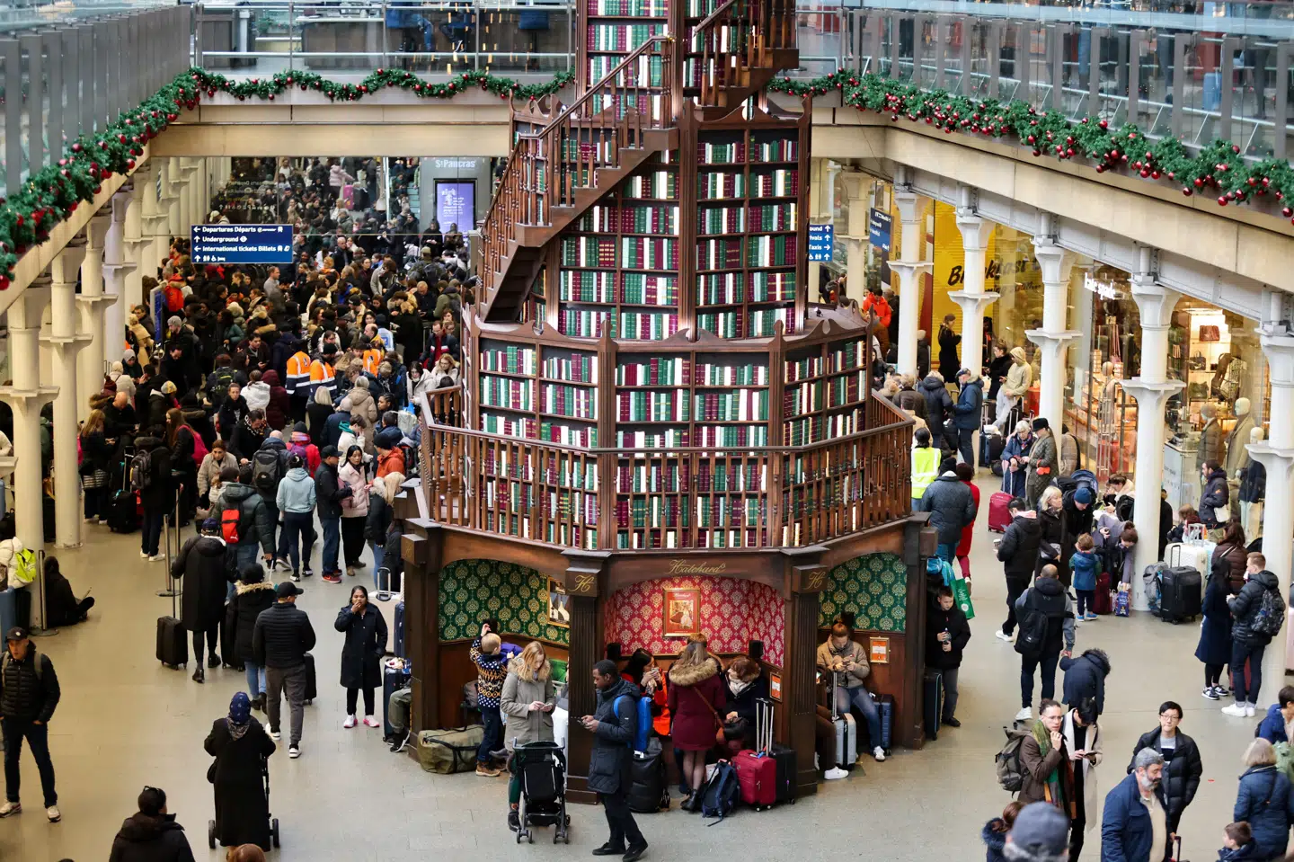 Passagerer er samlet ved Eurostars terminal på togstationen St. Pancras International Station i London lørdag. I alt er 41 tog, som skulle have kørt mellem Storbritannien og det europæiske fastland lørdag, aflyst på grund af oversvømmelser.