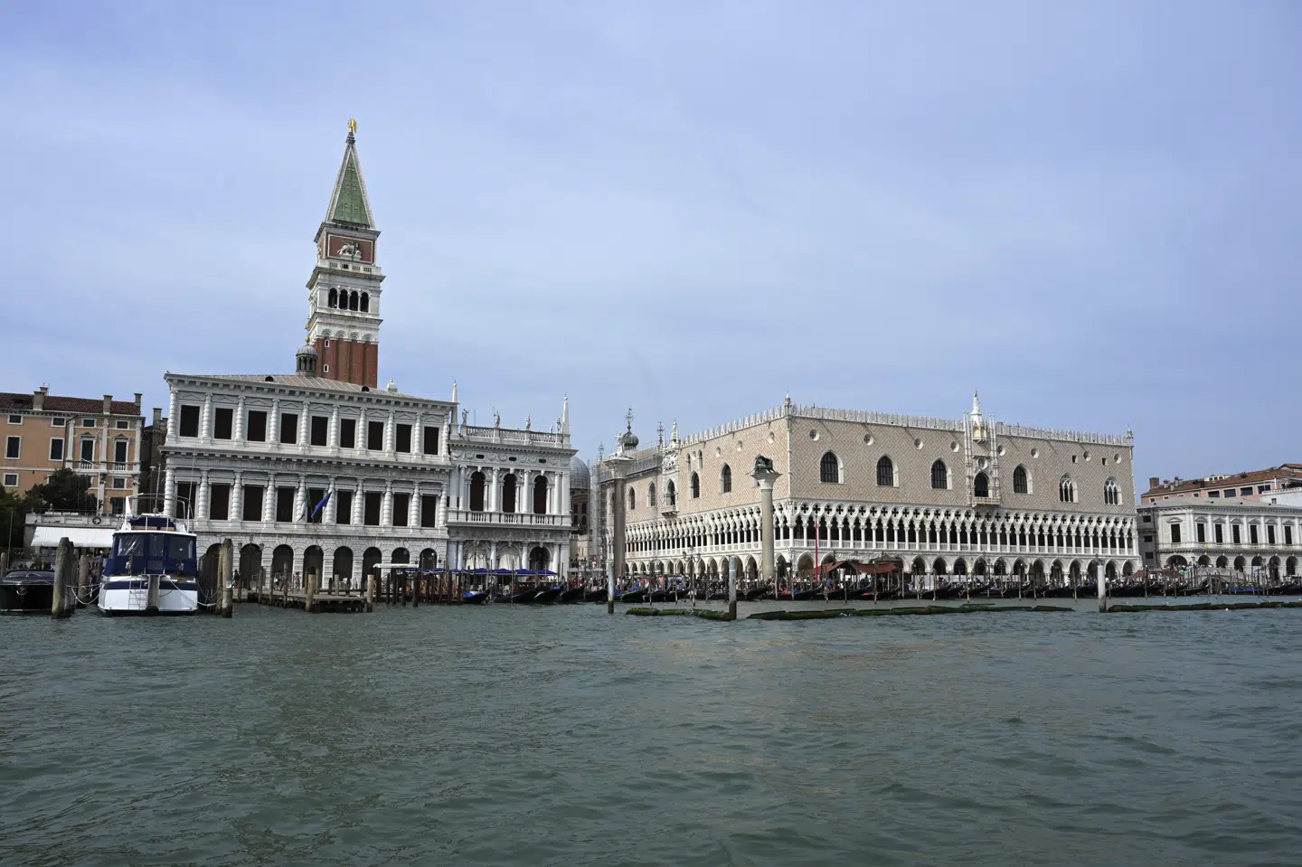 Trods sin størrelse på blot 7,6 kvadratkilometer modtog Venedig ifølge BBC næsten 13 millioner turister i 2019. (Arkivfoto).