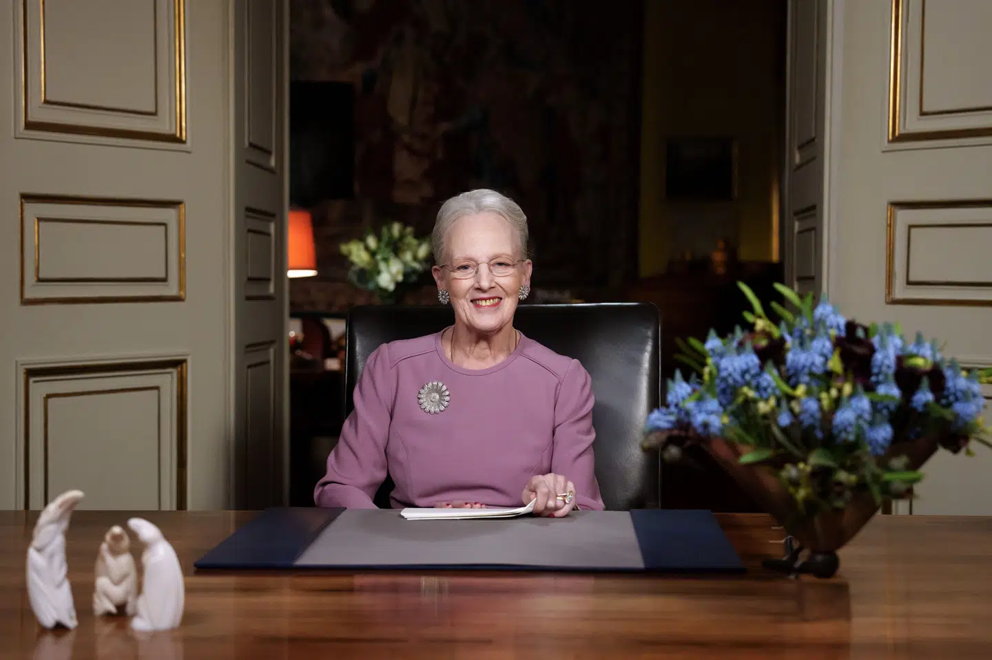 Dronning Margrethe ses her i modtageværelset på Amalienborg under nytårstalen sidste år.