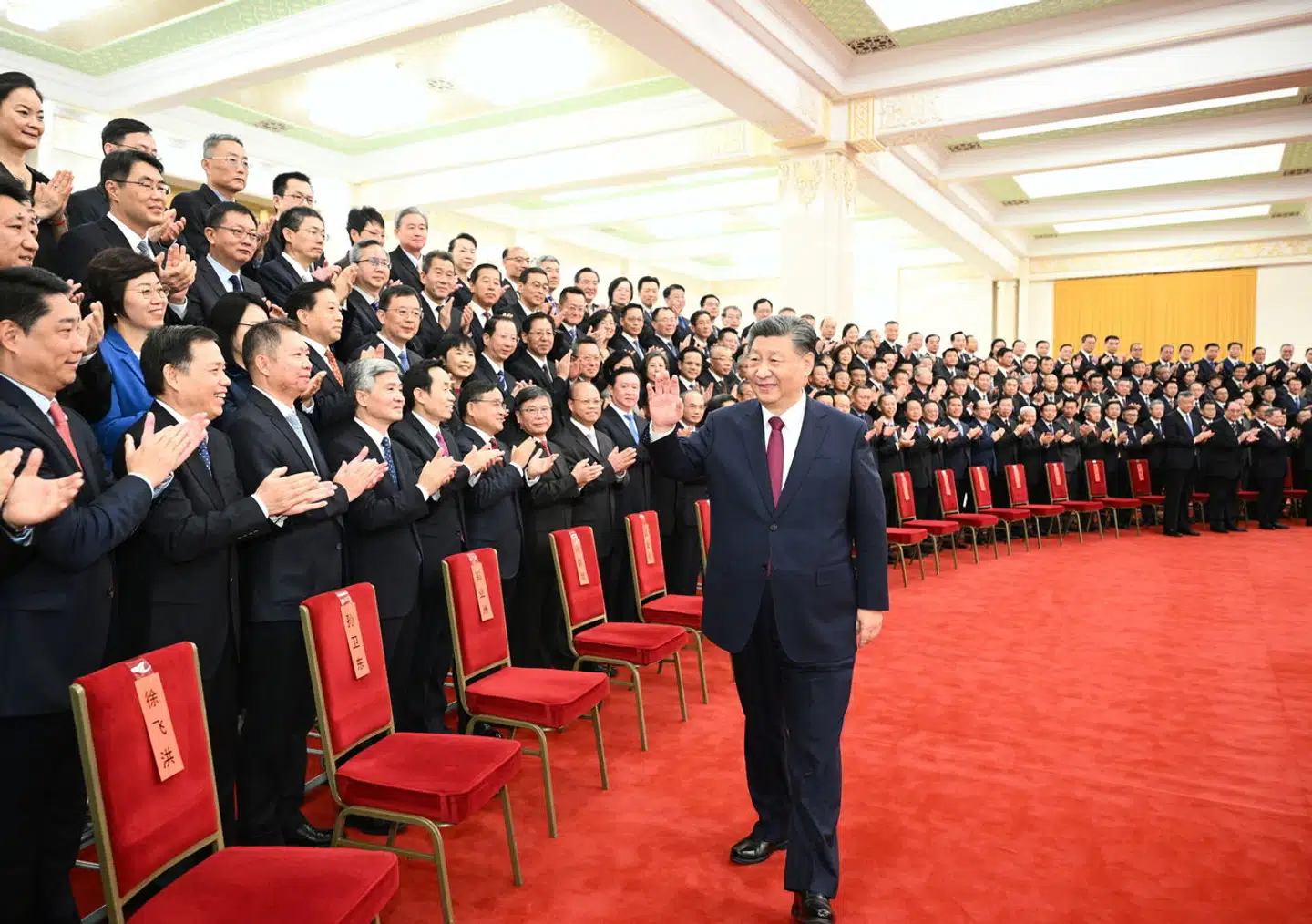 Den kinesiske præsident, Xi Jinping, har haft flere forsvundne ministre i løbet af året, mens rygterne har svirret om korruption i det kinesiske militær.