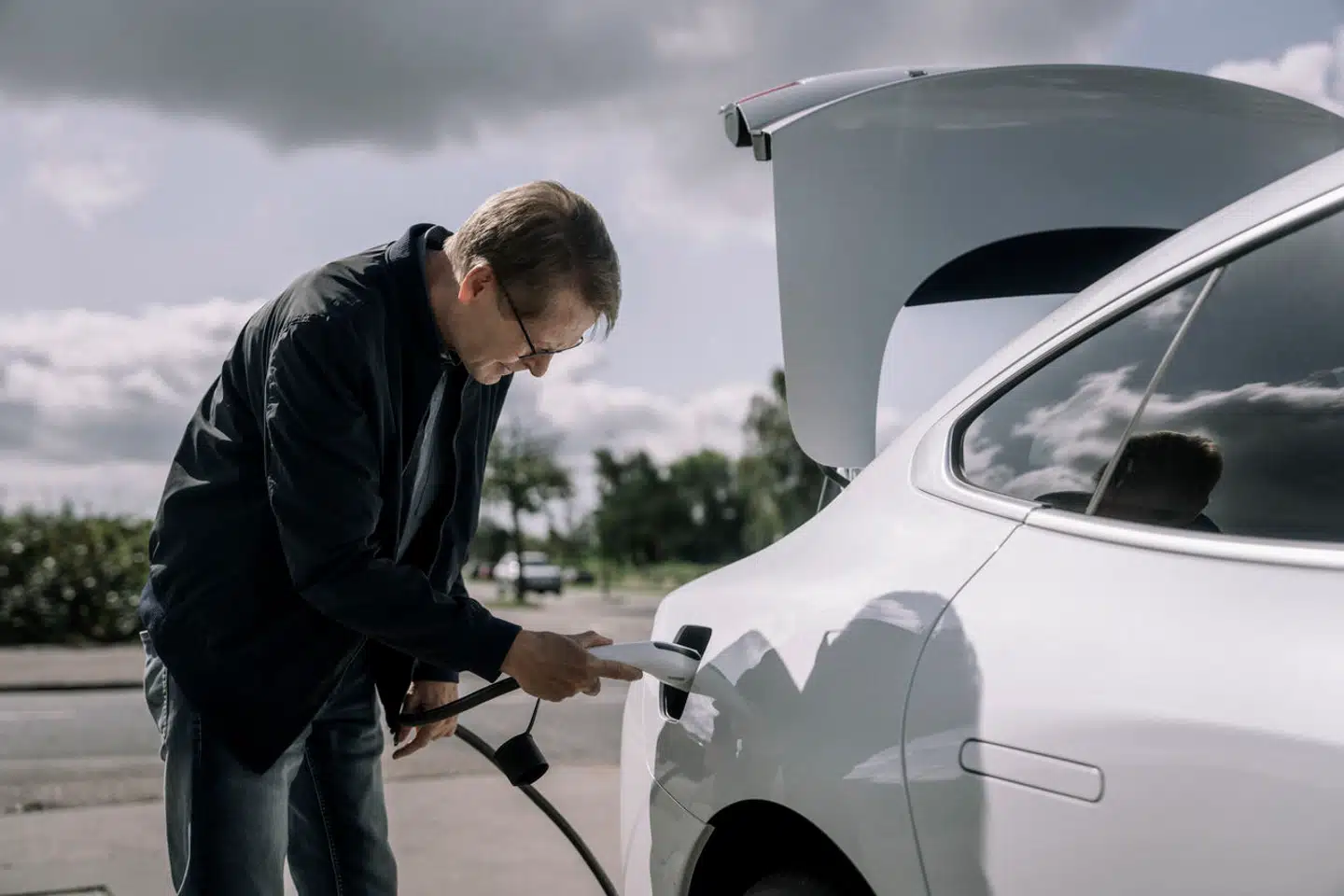 Elbilerne har haft glæde af afgiftsfritagelser i en årrække, og udbuddet er blevet større. Det er nogle af årsagerne til, at salget er steget markant, mener organisationer.